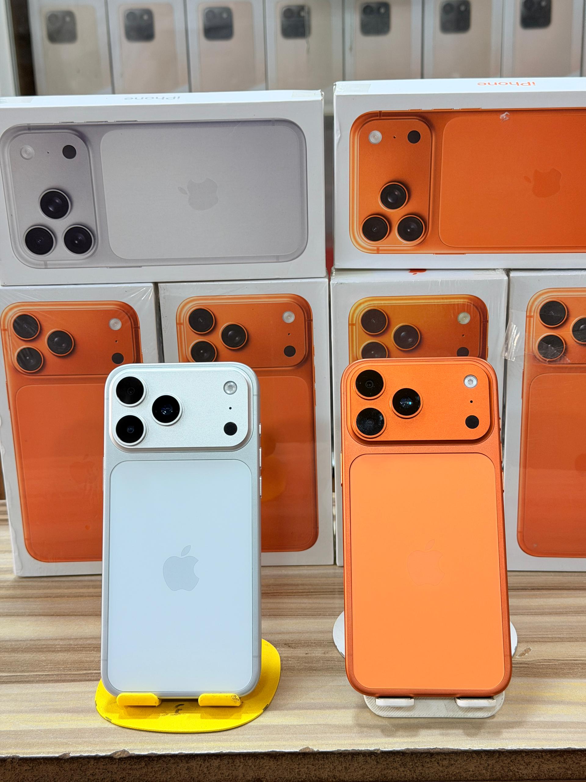 امتلك فخامة الايفون 17 برو ماكس بأقل سعر في السوق🍎😍  رسميا أفضل نسخة طبق الأصل من IPhone 17 Pro Max اتوفرت عندنا رسميا 🌀ديزاين مشابه تماما بالايفون 17 برو ماكس، حرفيا ولا غلطة💀⚡ 🌀واجهة نظام شبيهة بالIOS مبنية على أندرويد 🌀ذاكرة 1TB عشوائية (غير حقيقية)، و