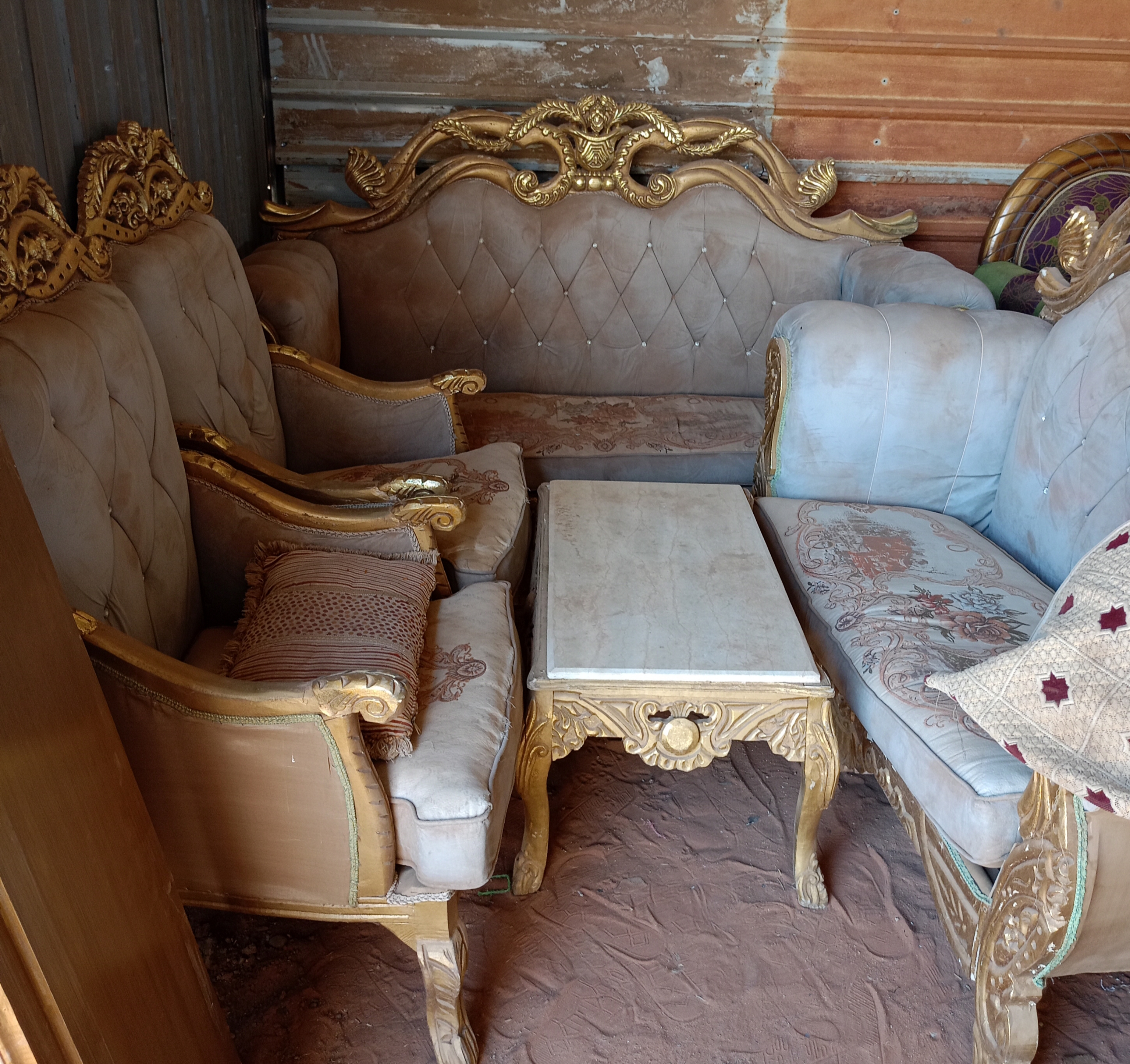 كنب دمياطي 2 كرسي وطربيزه وكنبتين